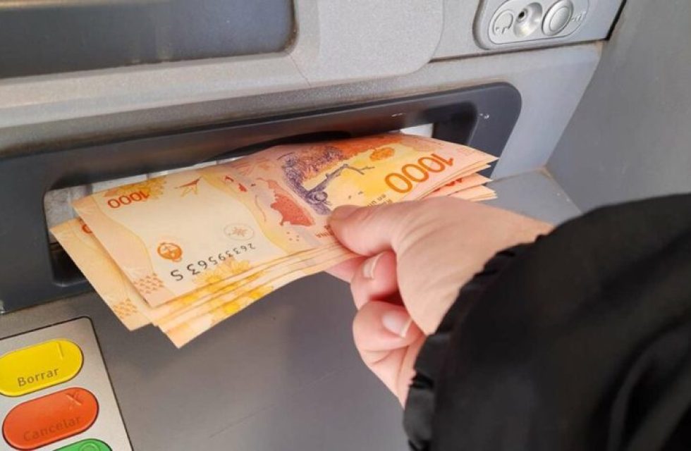 salario cajero plata dinero cobro cash